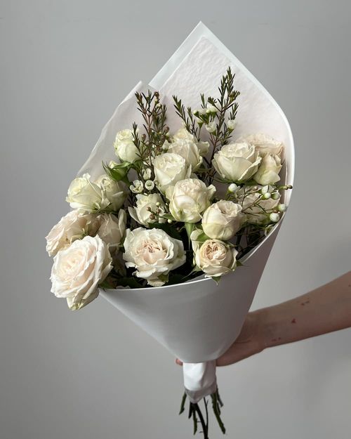 Букет из кустовой розы и хамелациума