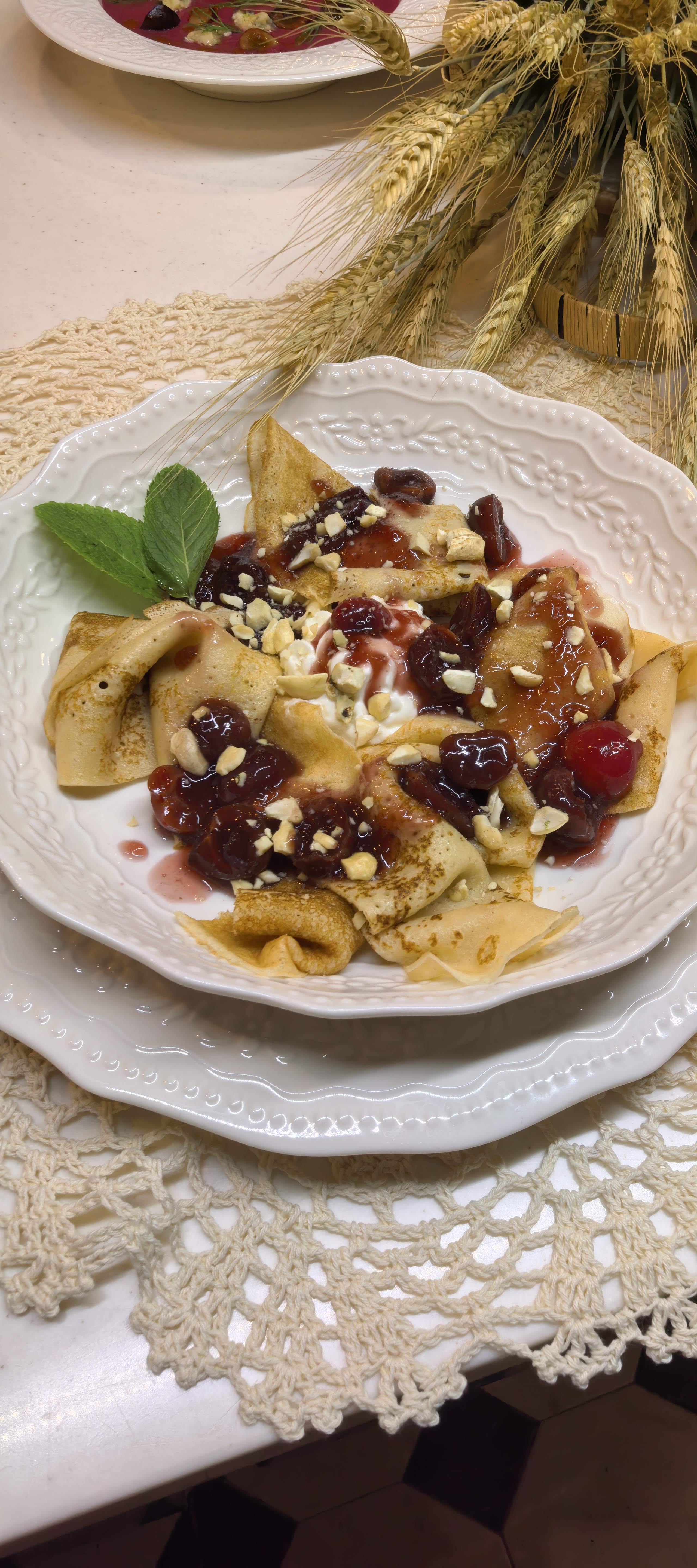 Блины с томлёной черешней, сливочным сыром и соусом из портвейна