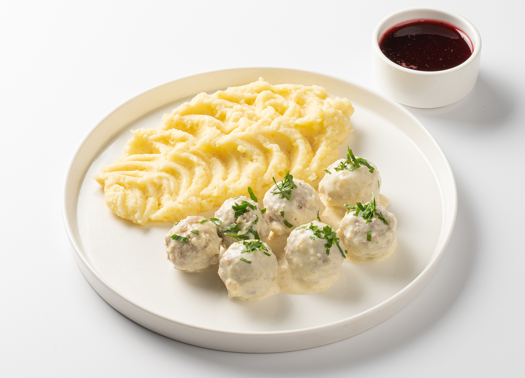 Фрикадельки с пюре и брусничным соусом