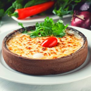 Сыр сулугуни жаренный на кеци с помидор.