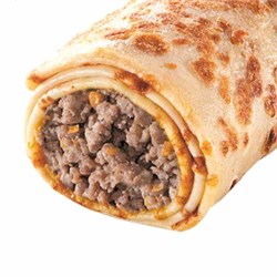 Блинчик с мясным фаршем и соусом