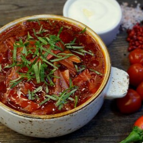 Борщ домашний с говядиной и сметаной
