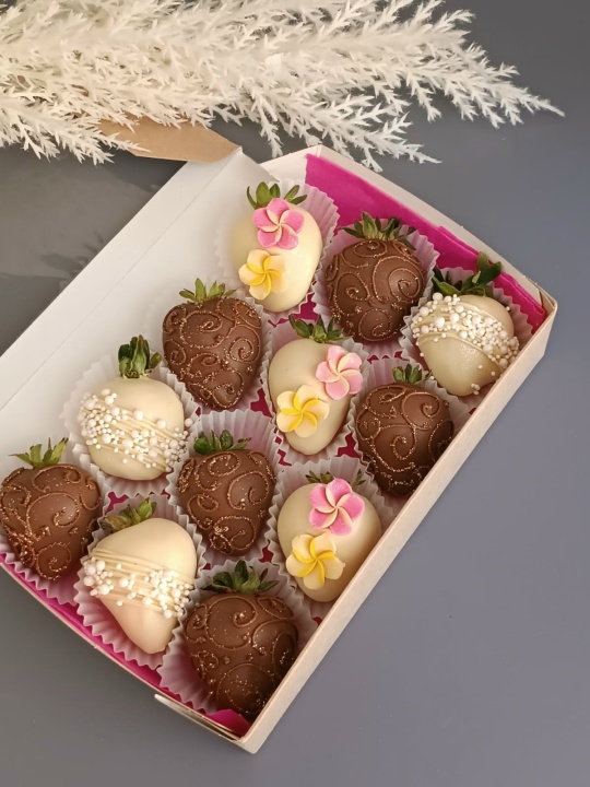 Клубника в шоколаде 12 ягод