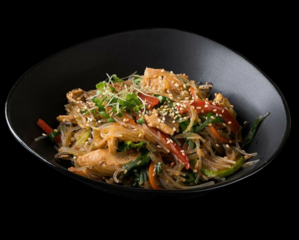 Салат с фунчозой и шпинатом