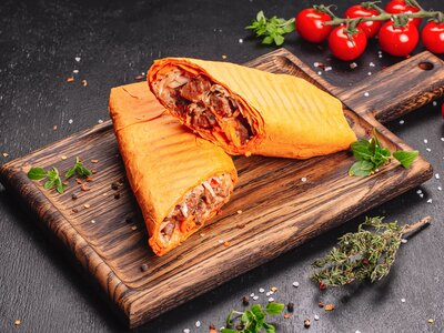 Шаурма с курицей в сырном лаваше с грибами