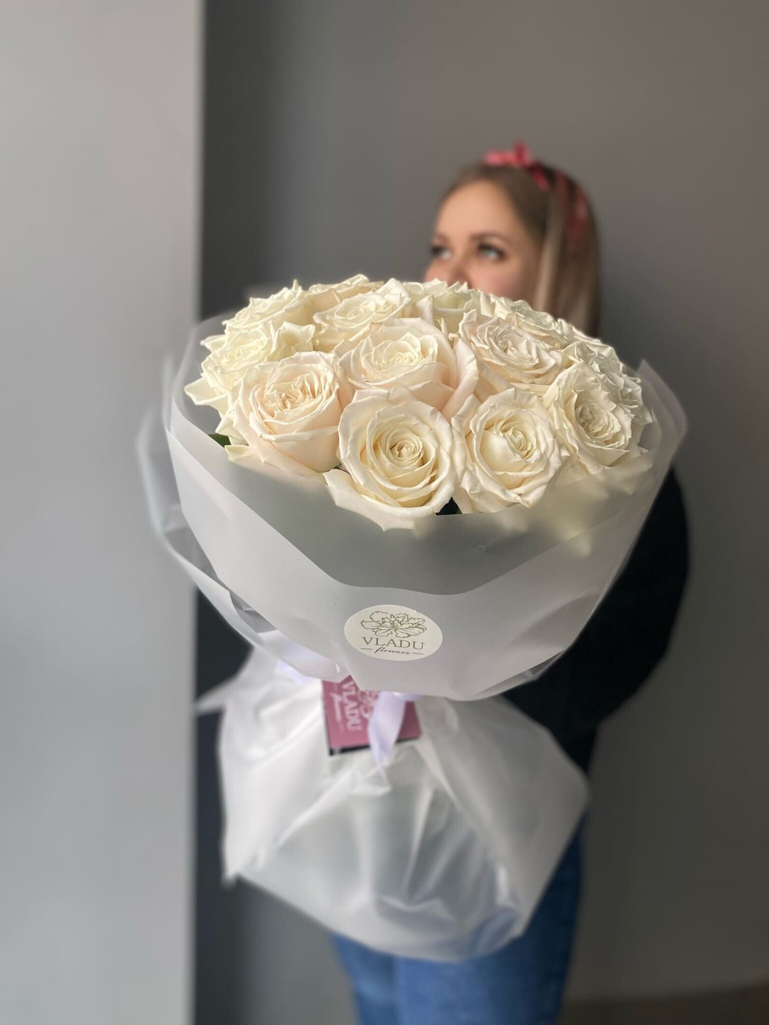 Букет их белых роз 15 штук