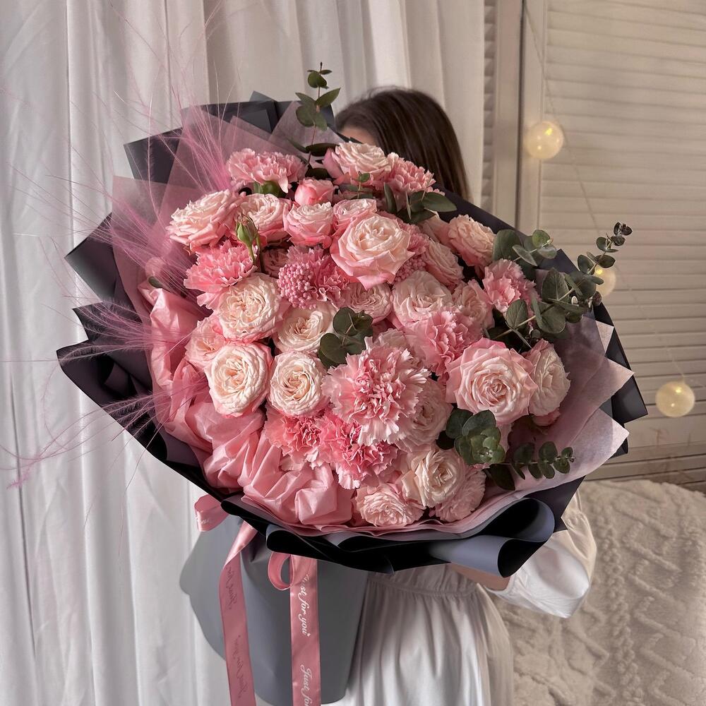 Авторский букет с коралловыми кустовыми розами, диантусом, эвкалиптом в дизайнерской упаковке