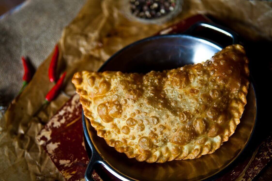 Чебуреки с охотничьими колбасками 2 шт.