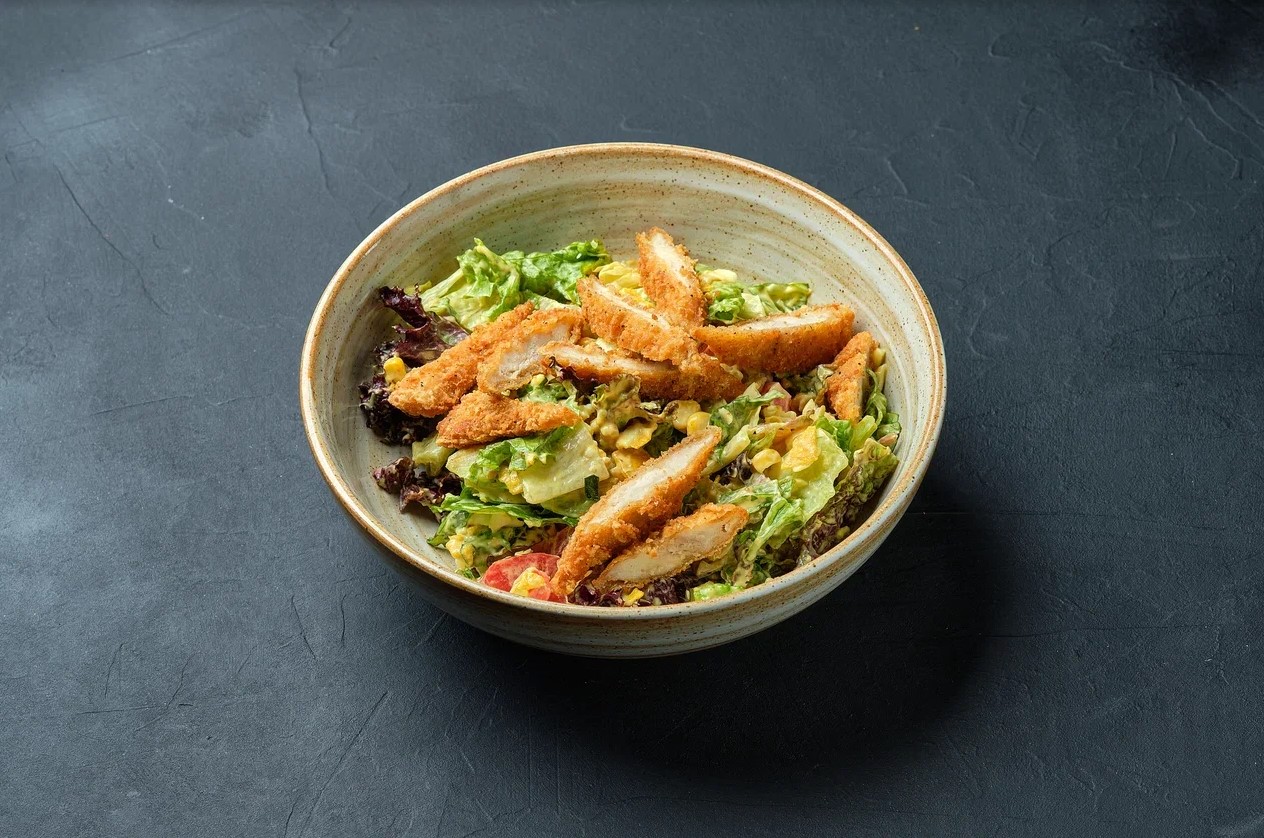 Салат-гриль с курицей фри