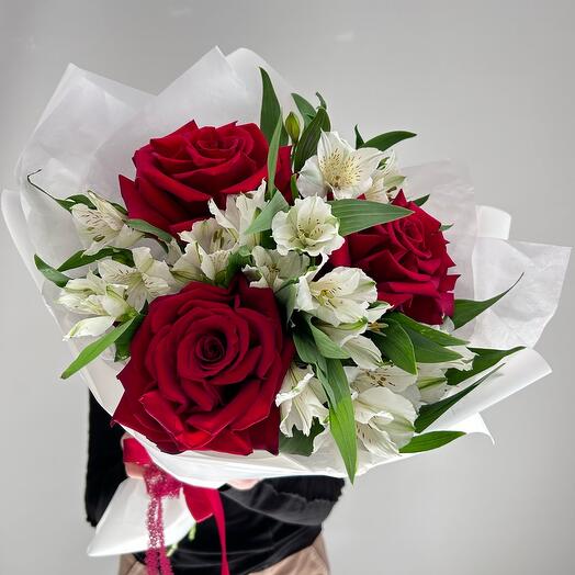 Букет красная французская роза и белая альстромерия