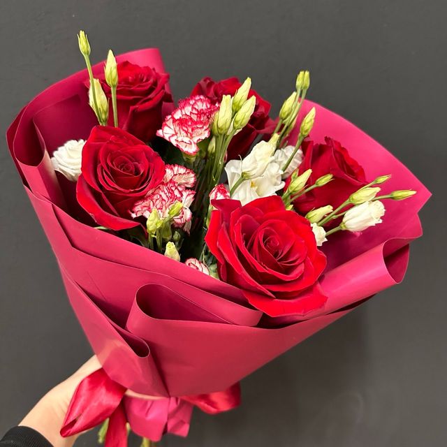 Букет из бордовых роз и лизиантуса