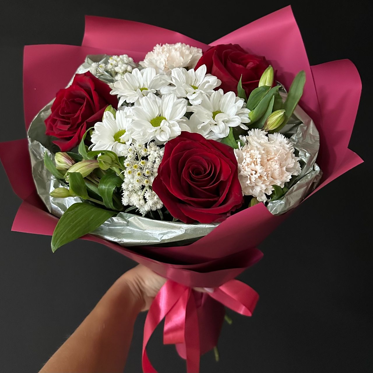 Сборный букет из роз и хризантемы ромашка