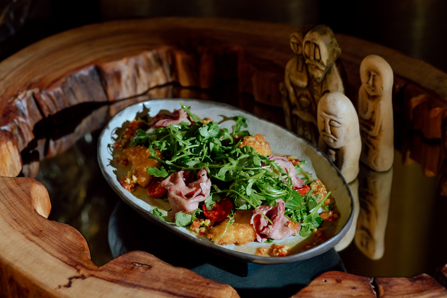 Салат с говядиной и жаренным сыром