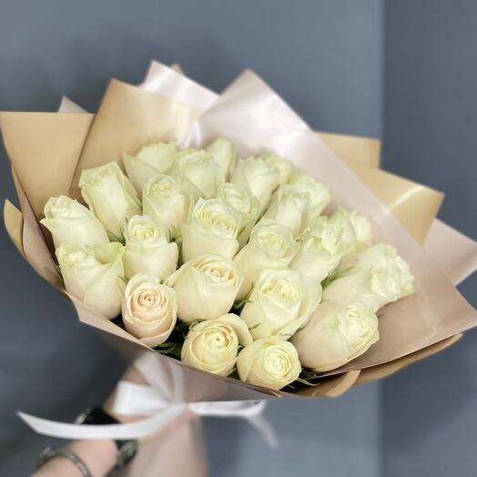 25 белых роз в упаковке