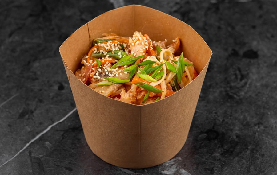 WOK с копченостями в сливочном соусе