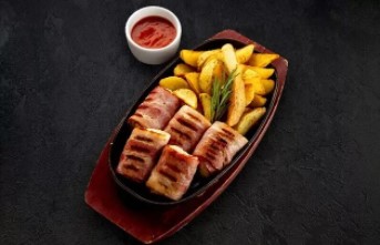 Курочка в беконе с картофелем айдахо