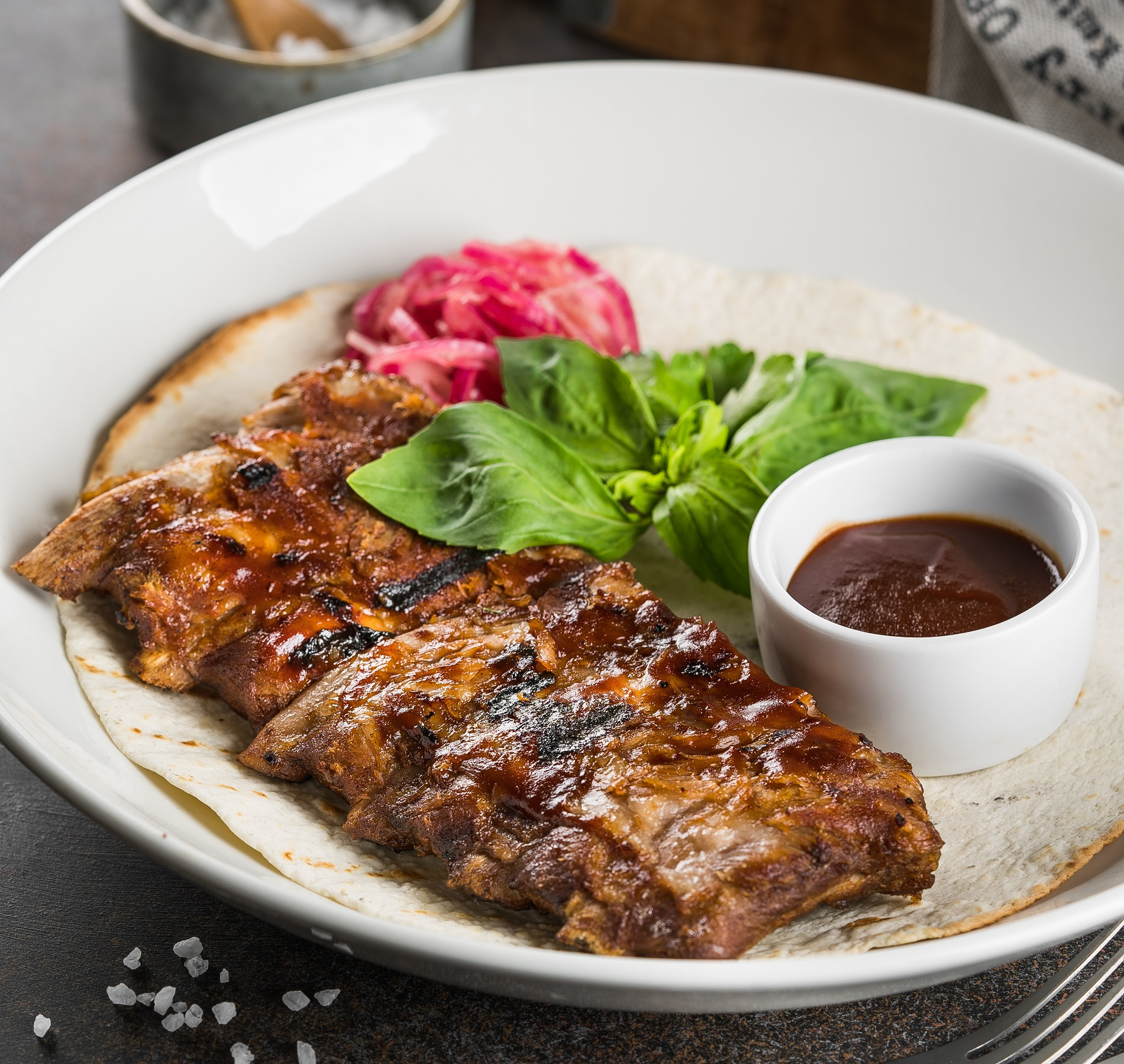 Ребра свиные на пшеничной лепешке с маринованным луком и соусом BBQ
