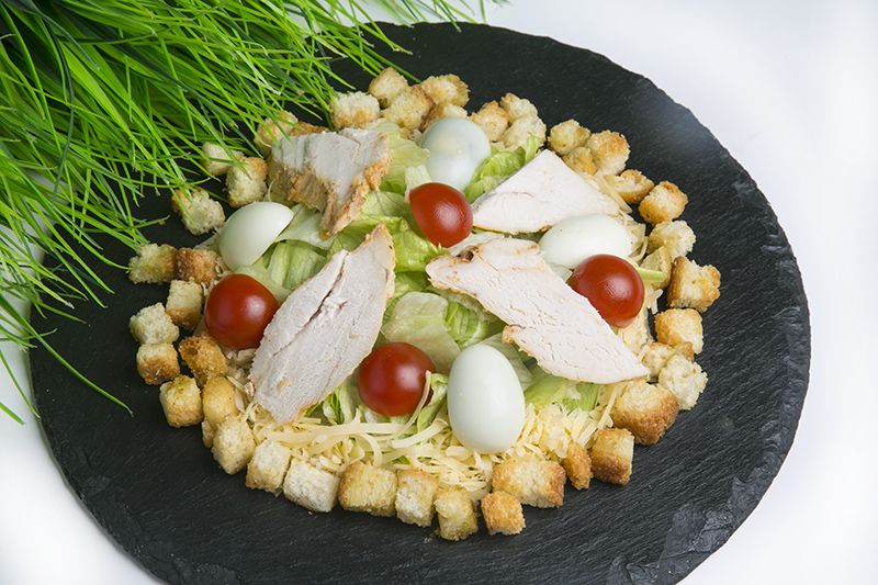 Салат Цезарь с курицей