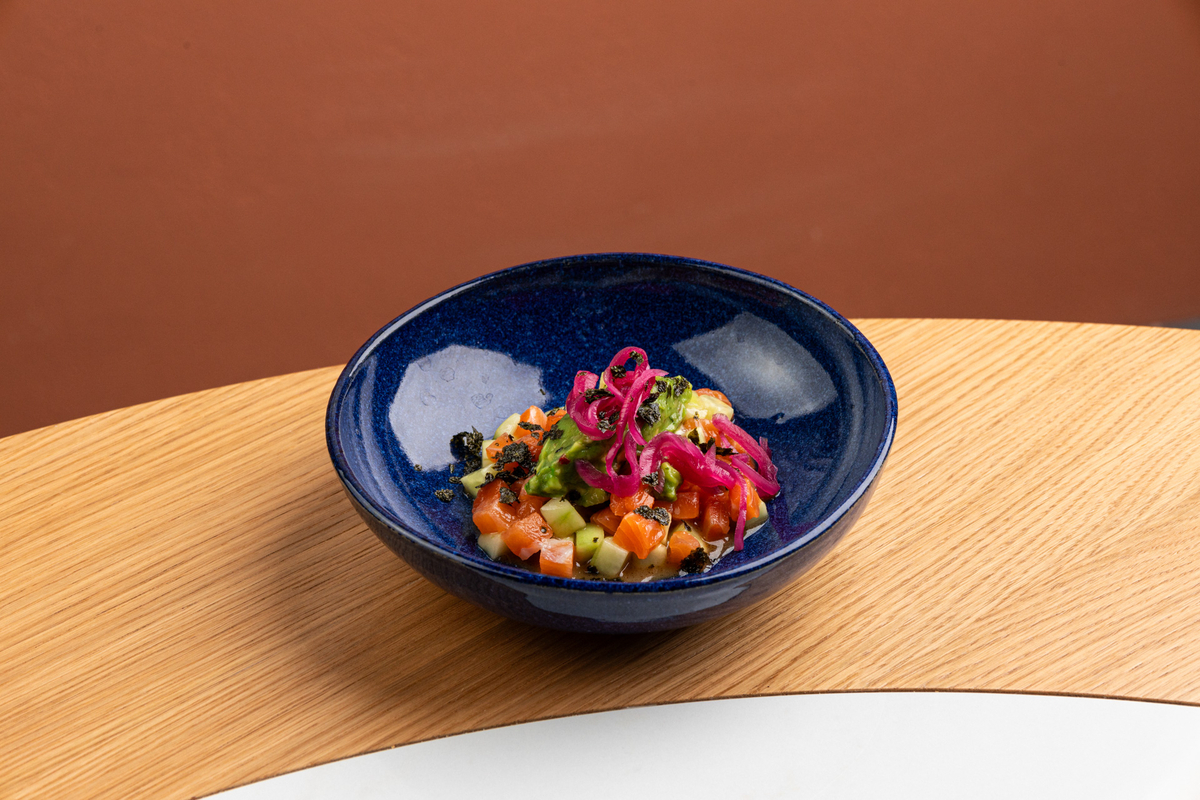 Тартар лосось, авокадо, огурец, соус понзу