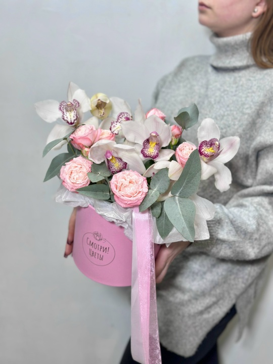 Коробочка с орхидеей ,кустовыми розами и эвкалиптом