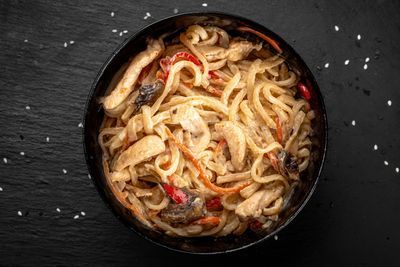 Сливочный удон с курицей