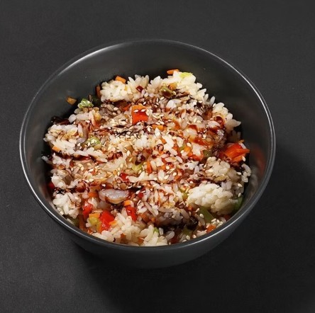 Жареный рис с лососем