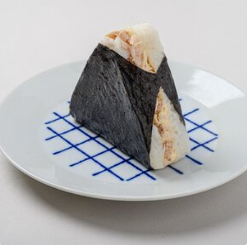 Онигири с тунцом