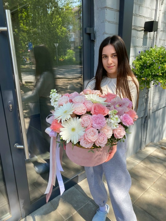 Шикарная бархатная коробочка с самыми нежными цветами