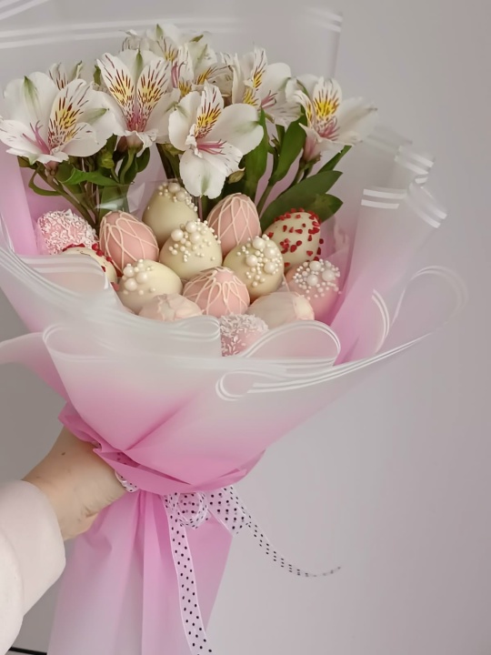 Букет с клубникой и цветами