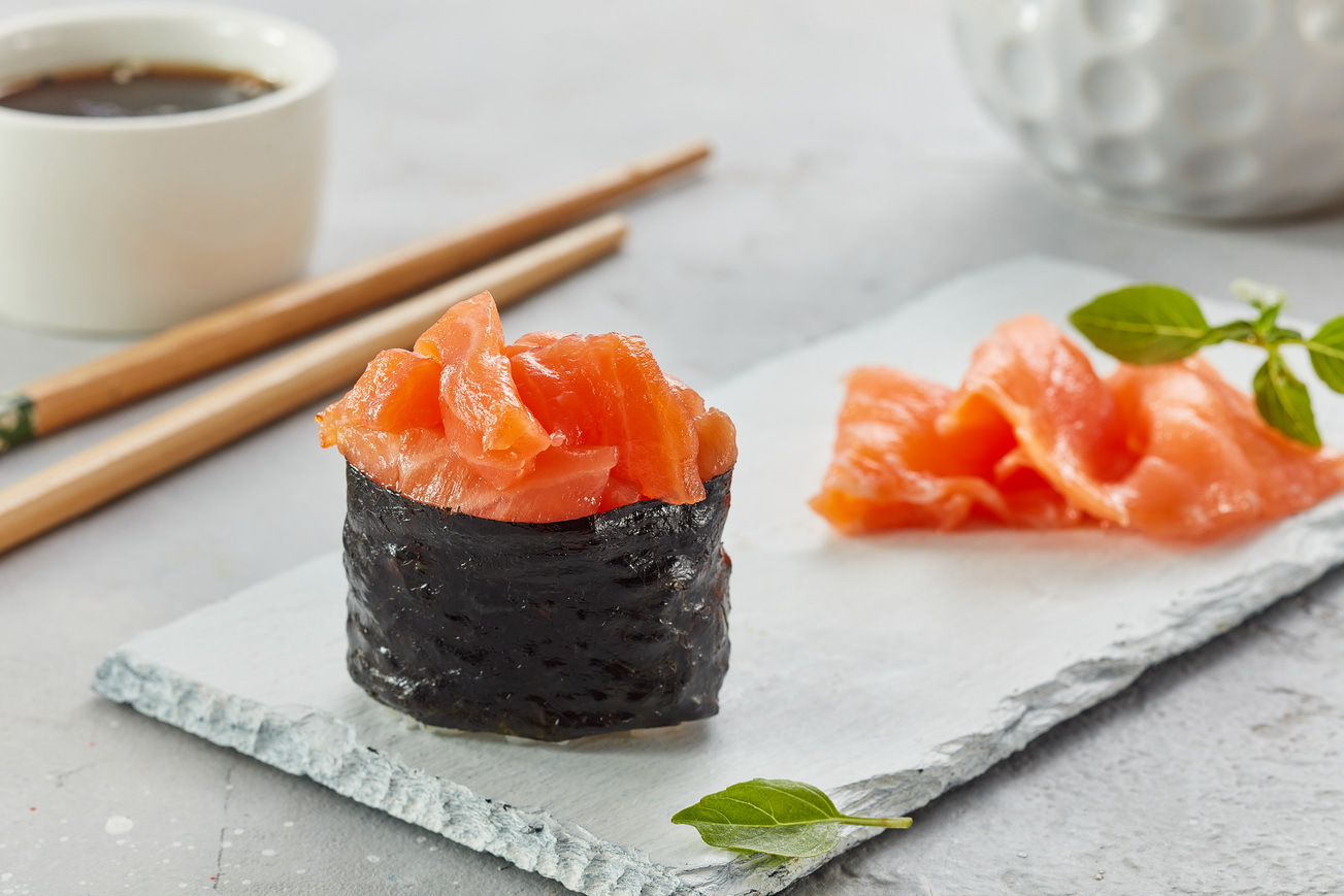 Гункан с лососем и жгучим соусом