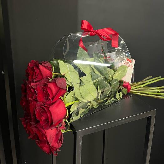Шикарный букет роз и конфет в прозрачной сумочке