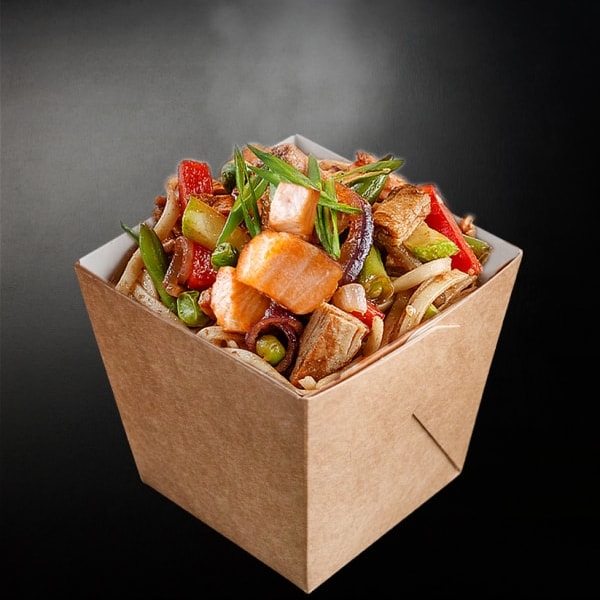 Wok-лапша с лососем и томаго
