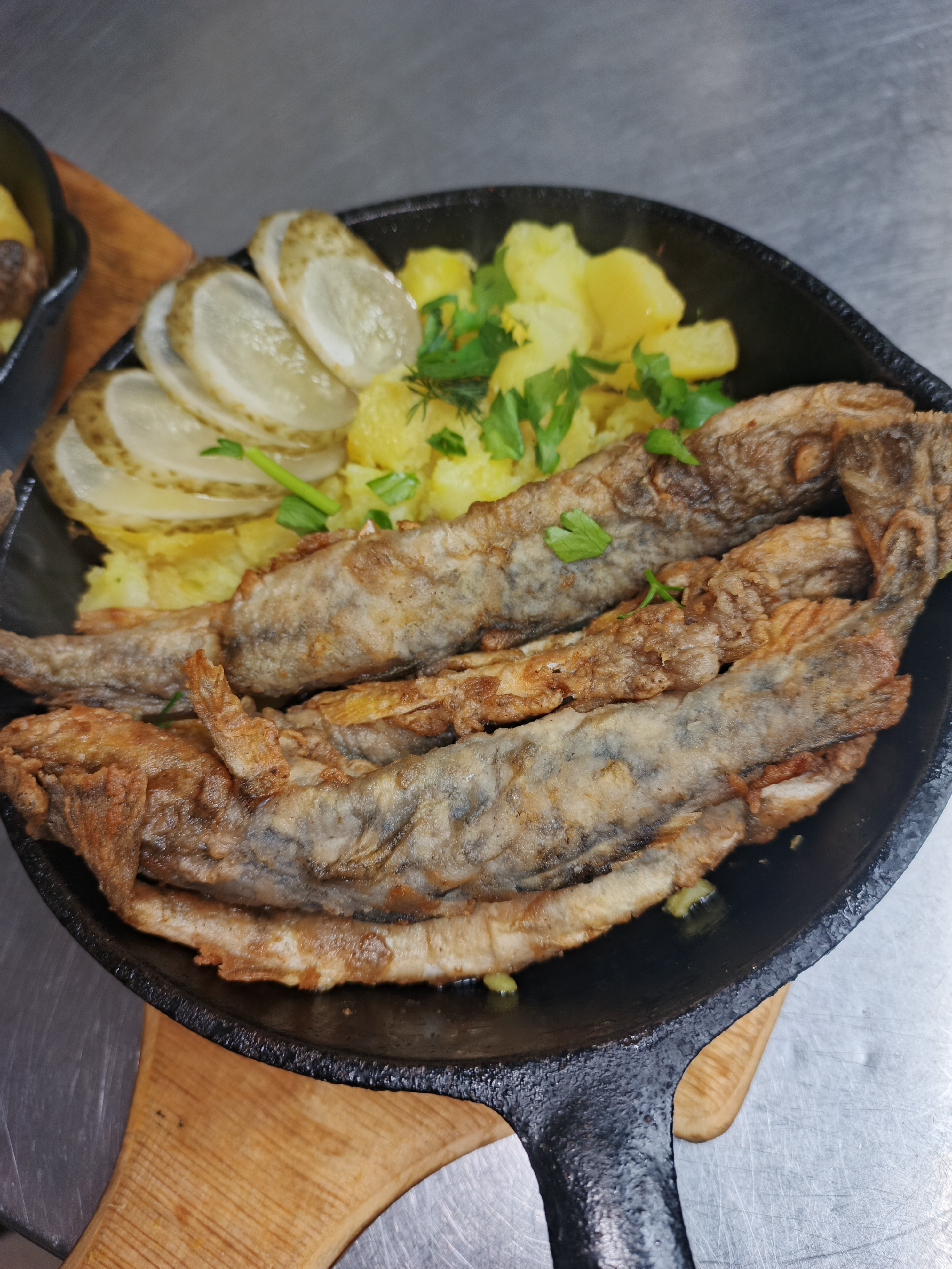 Навага жареная с мятым картофелем