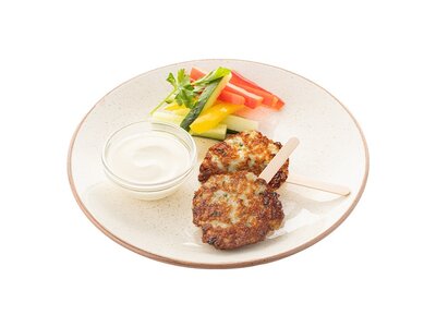 Куриные котлеты с овощными палочками