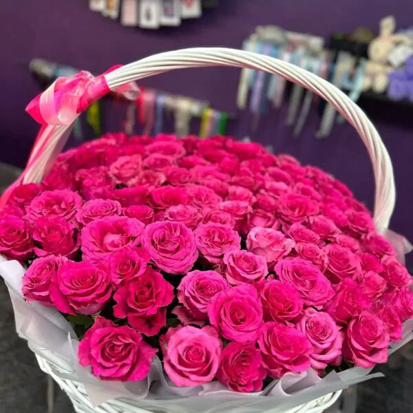 Композиция из 101 ярко-розовой розы в корзине с бантом из атласной на ручке