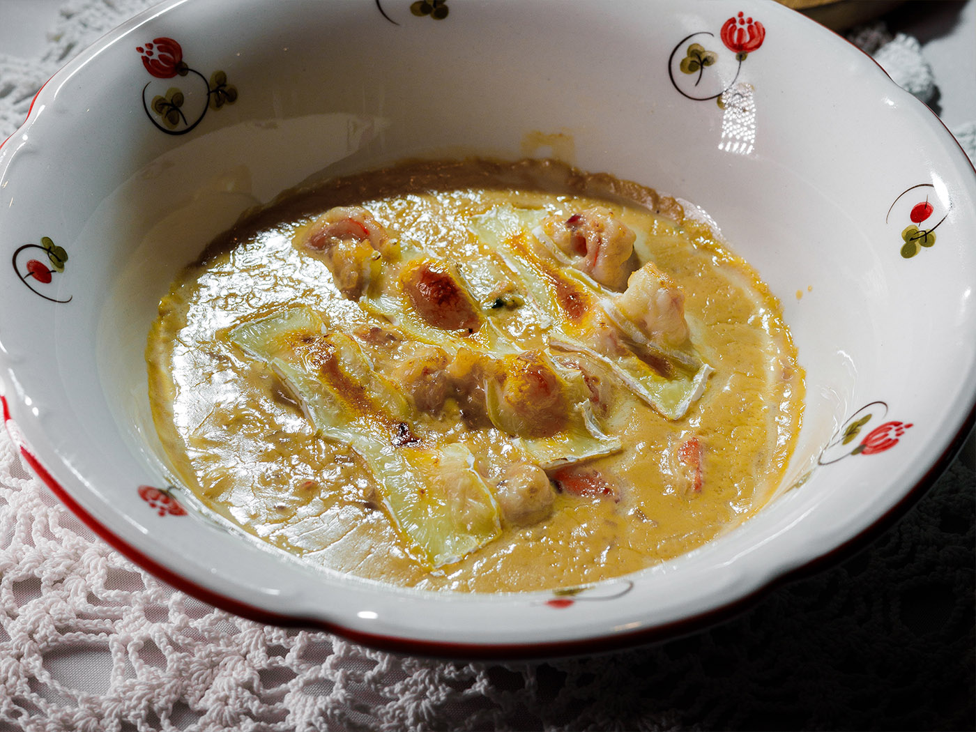 Сырное фондю с крабом и креветками 