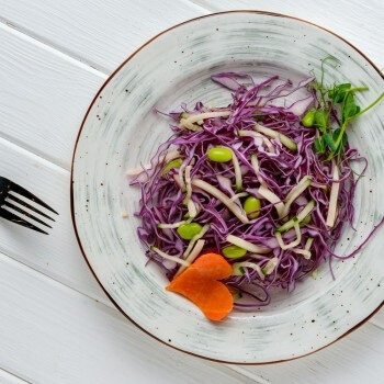 Салат с краснокочанной капустой