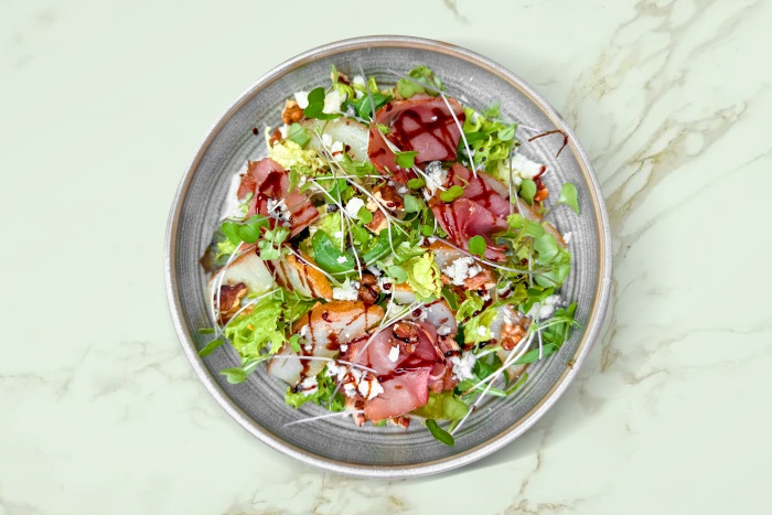 Салат с Пармским окороком и соусом Блю Чиз