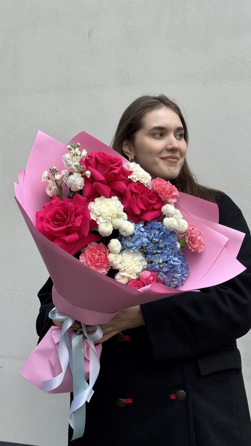 Букет из роз, гортензии и диантусов