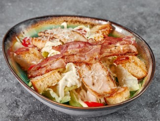 Цезарь с курицей и беконом