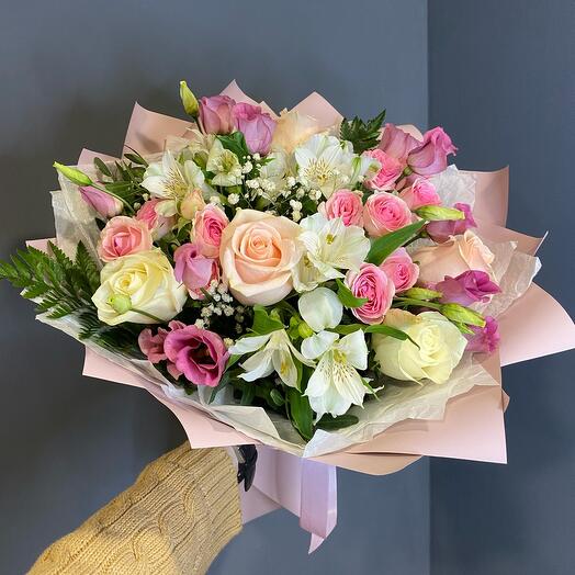 Букет микс с розами и эустомой