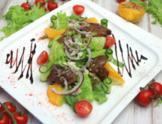 Теплый салат с куриной печенью