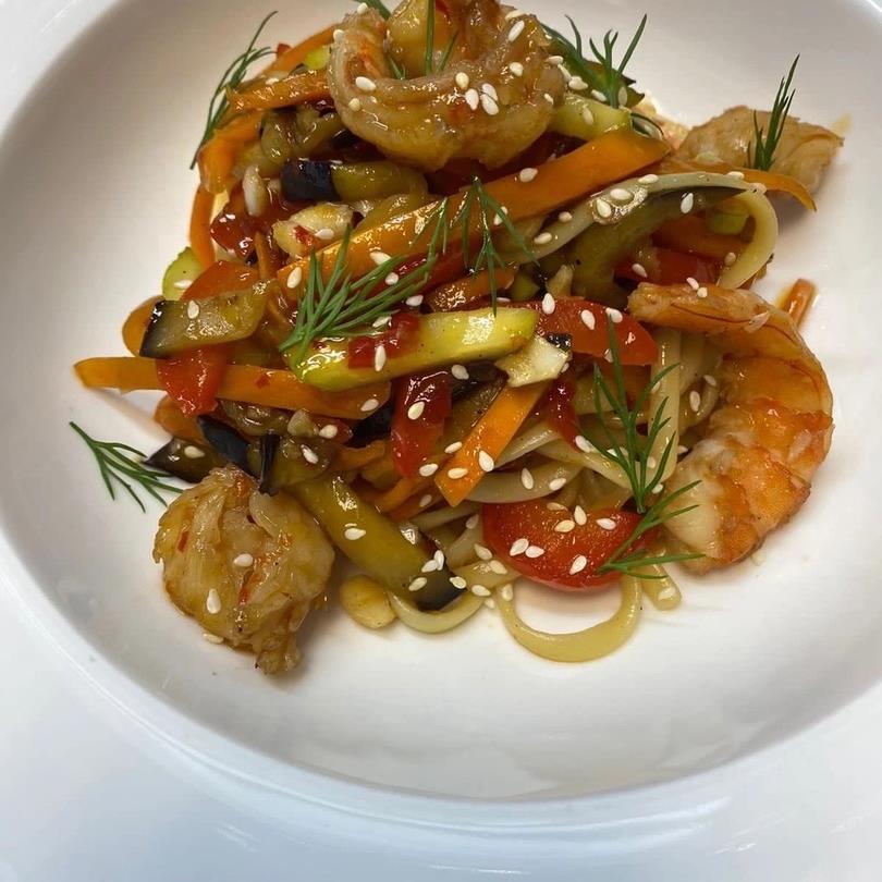 Удон с королевскими креветками и овощами