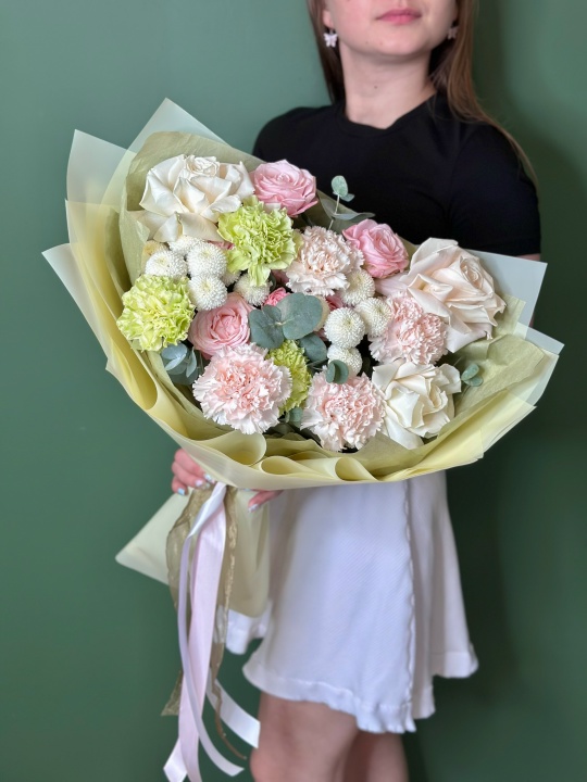 Букет с эквадорскими розами ,диантусами,кустовой розой и хризантемой ньютон