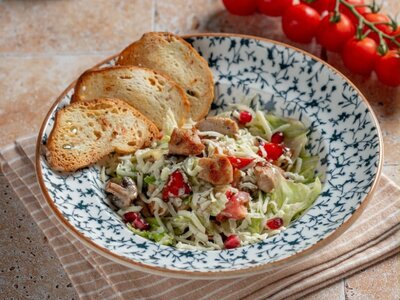 Салат Цезарь по-грузински с курицей
