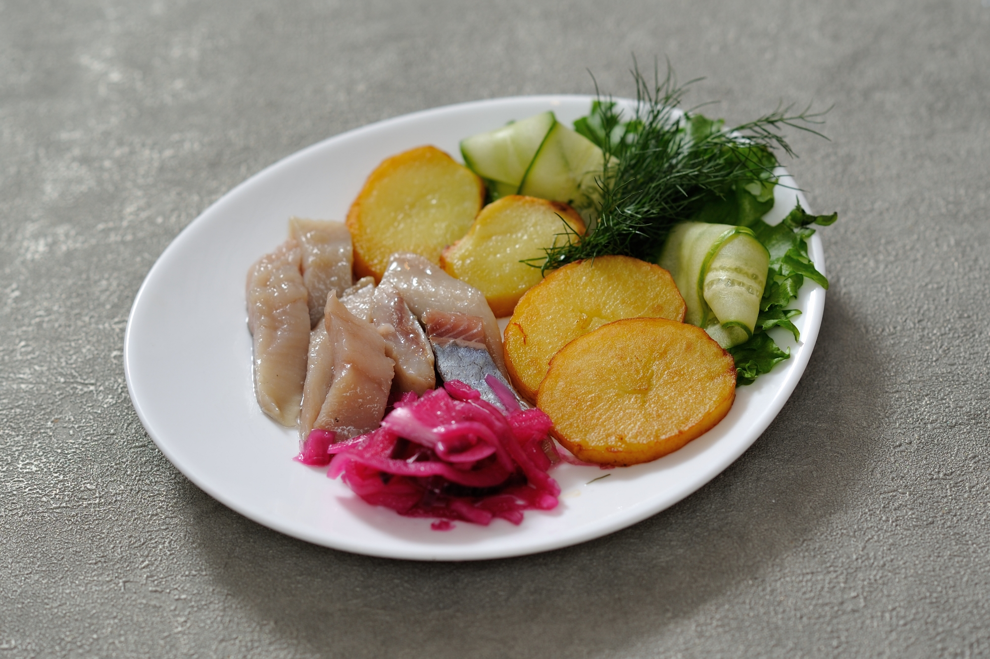 Нарезка картофель с сельдью