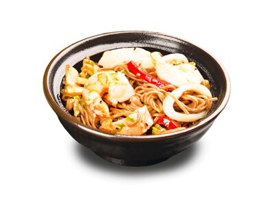 Китай.гречневая лапша соба с овощами и морепродукт.