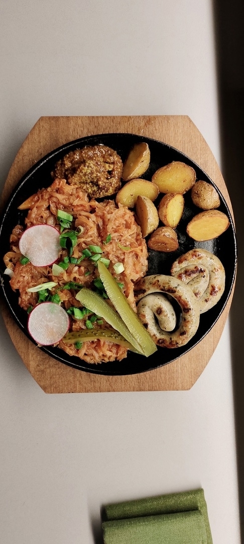 Колбаски баварские с картофелем, тушеной капустой и горчицей