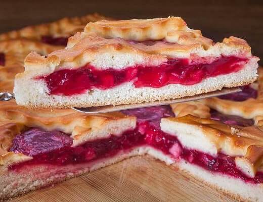 Пирог с яблоком и брусникой