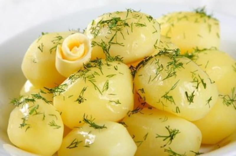 Отварной картофель с маслом и укропом